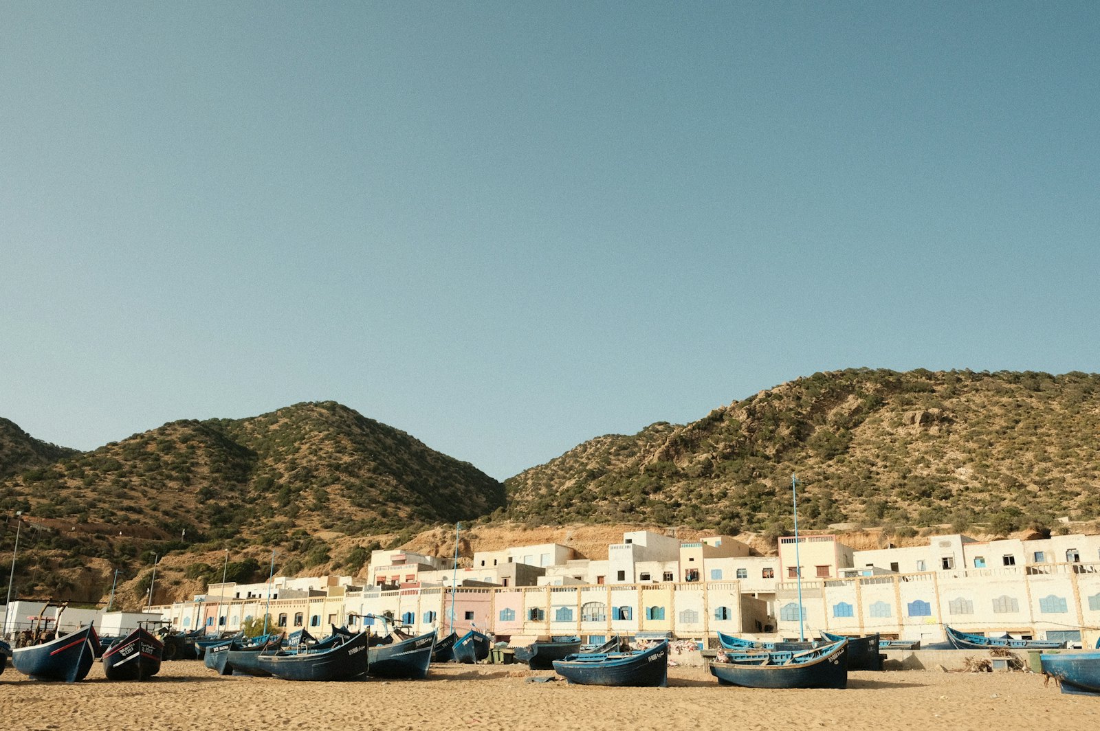 Plage et barques de pêche sur la côte atlantique marocaine