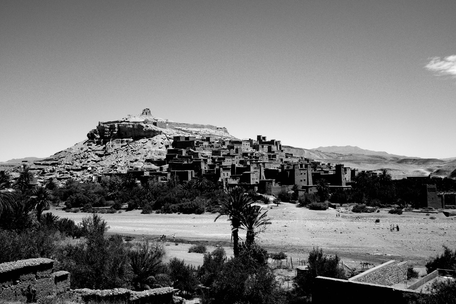 Village et reliefs du sud marocain, paysage traversé à moto
