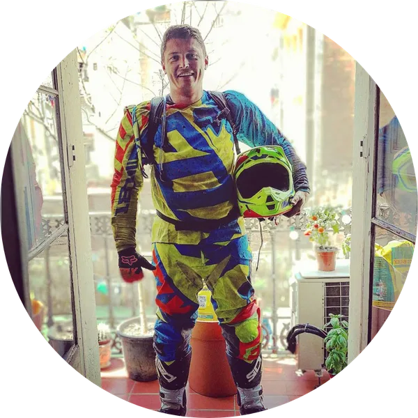 Mathieu, fondateur d'Offriders, en tenue enduro