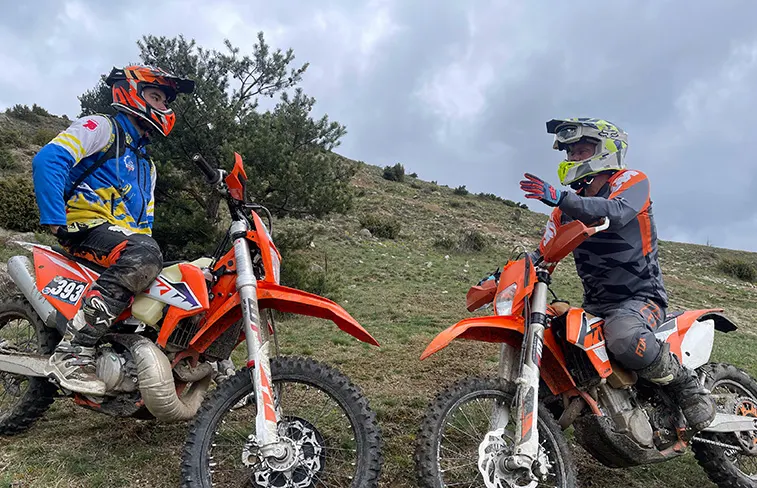 Deux pilotes qui échangent à l'arrêt, sur les hauteurs