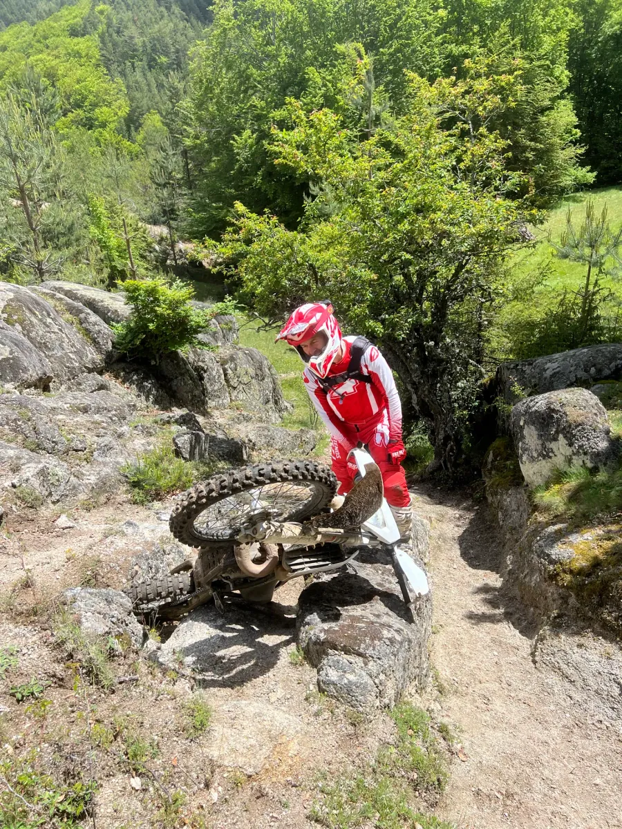 Franchissement technique sur dalle rocheuse en forêt