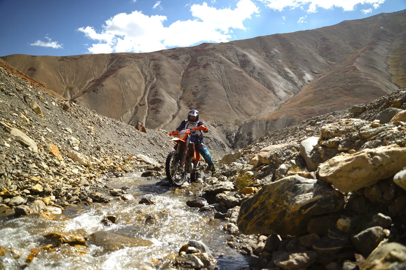 Pilote au passage d'un gué dans un canyon du Ladakh