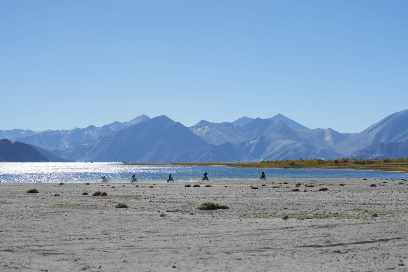 Lac de haute altitude et chaînes himalayennes à perte de vue