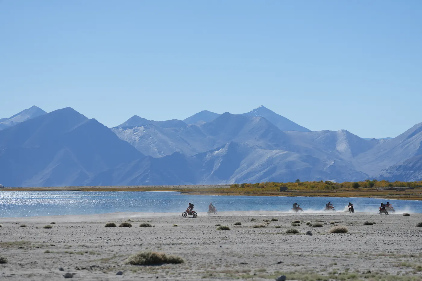 Pilotes lancés le long d'un lac, montagnes en toile de fond