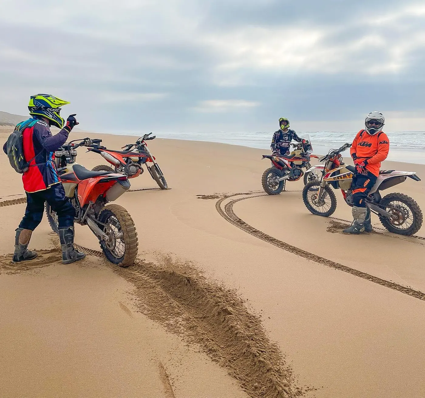 Groupe de pilotes sur la plage, océan Atlantique en fond