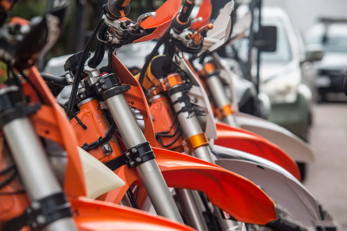 Parc de KTM enduro alignées, prêtes pour la sortie