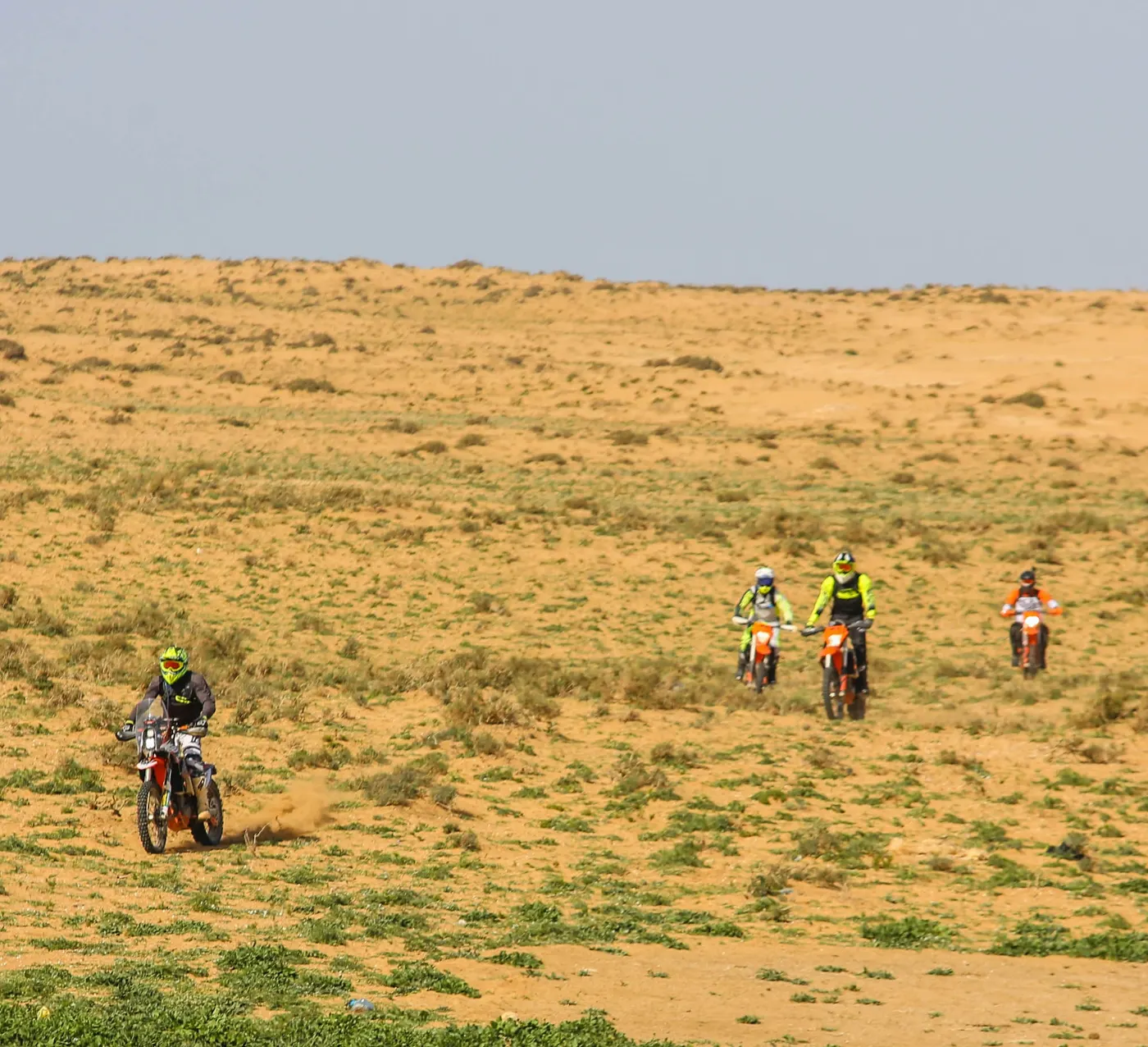 Groupe traversant une plaine côtière près de l'océan