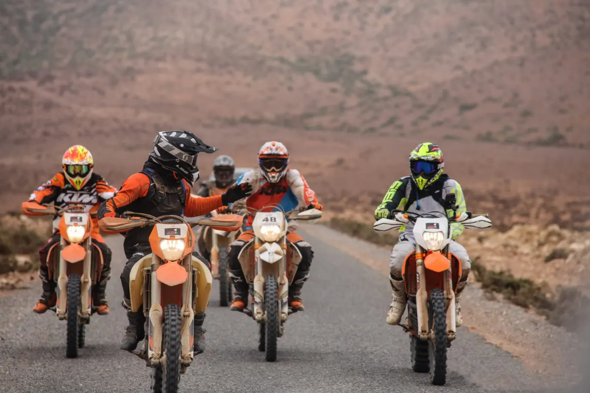 Groupe de pilotes sur une liaison, reliefs de l'Anti-Atlas