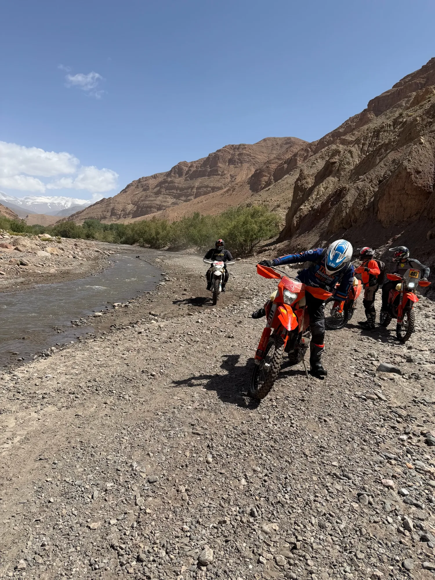 Pilotes longeant une rivière dans un canyon du Haut Atlas