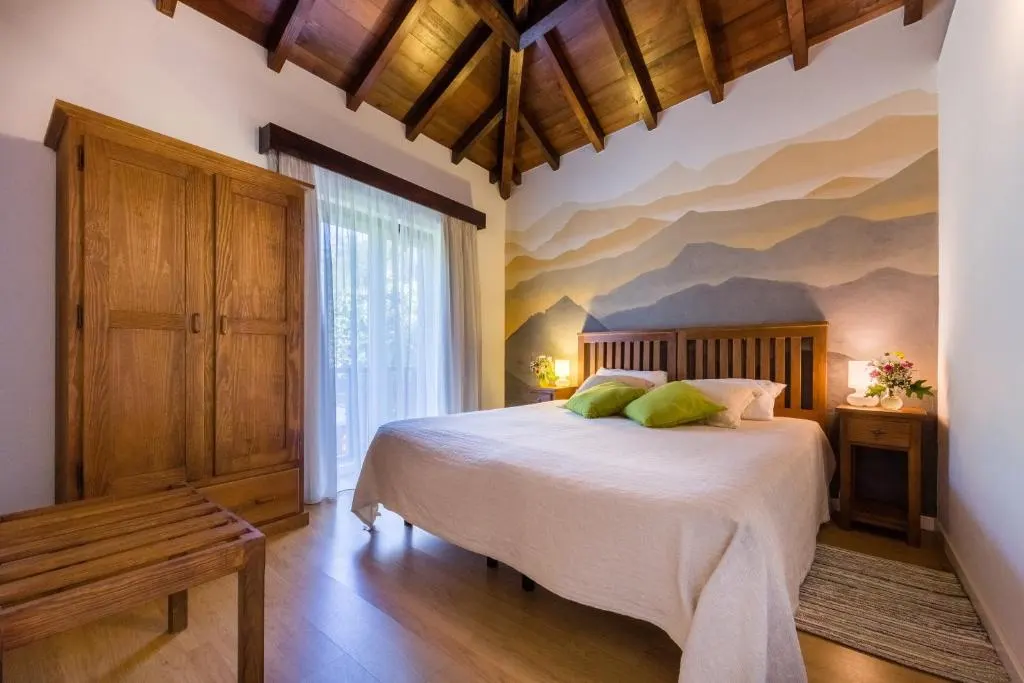 Chambre de la Quinta, fresque de montagnes et plafond en bois