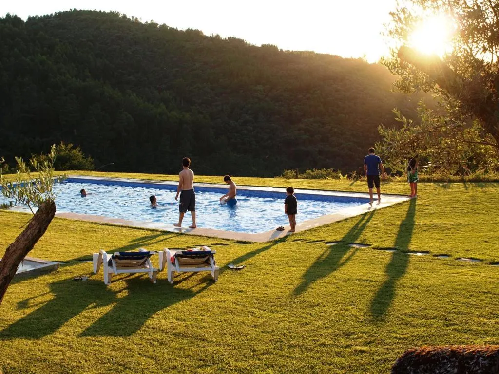 Piscine de la Quinta au coucher du soleil, collines en fond