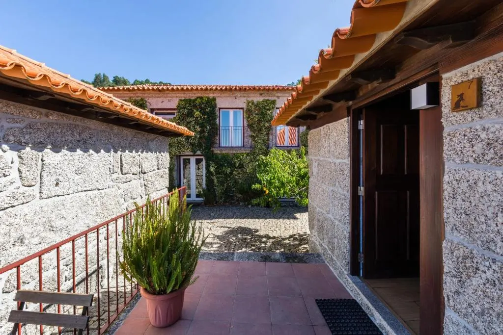 Cour en pierre de la Quinta, charme rural du Nord