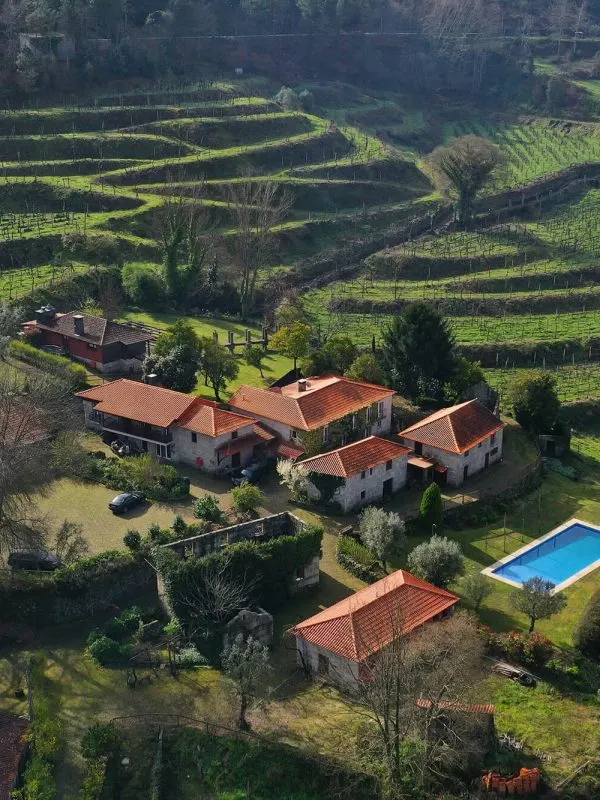 Vue aérienne de la Quinta dans les terrasses viticoles
