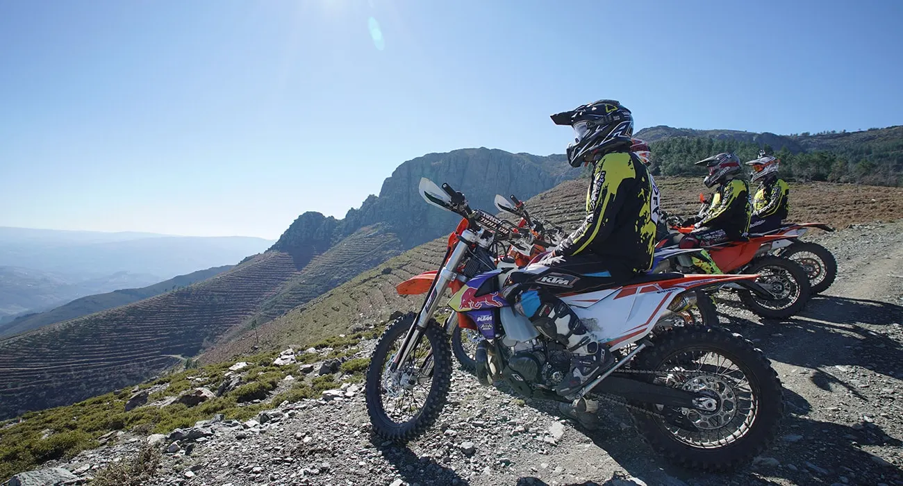 Trois pilotes sur un promontoire dominant la vallée du Douro