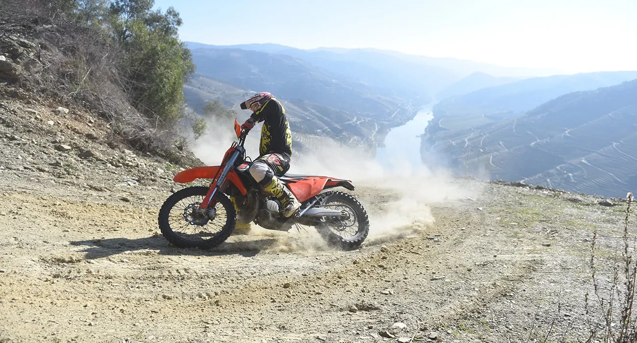Slide poussière sur une crête au-dessus du Douro