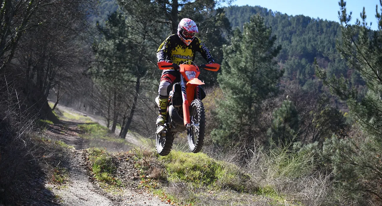 Pilote à l'attaque sur une piste forestière du Nord Portugal