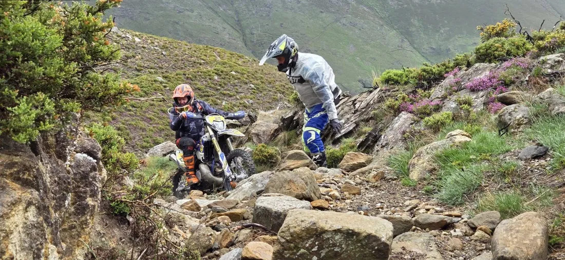 Pilote en descente technique sur un single rocheux