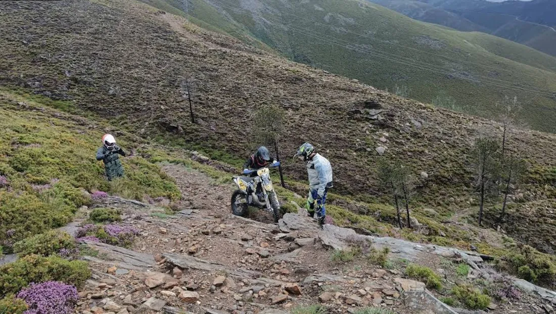 Pilote franchissant un passage rocheux à flanc de montagne