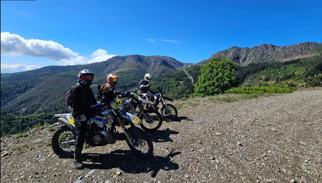 Deux pilotes sur un col, montagnes verdoyantes