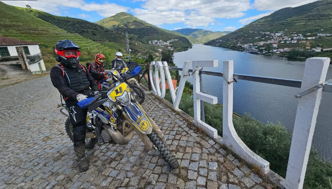 Pilote à l'arrêt au-dessus de la vallée du Douro