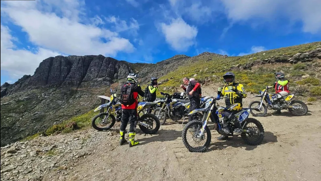 Groupe de pilotes sur une crête, pic rocheux en fond