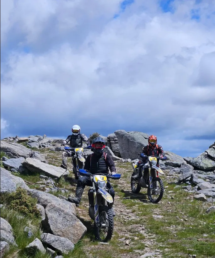 Deux pilotes au sommet rocheux sous les nuages
