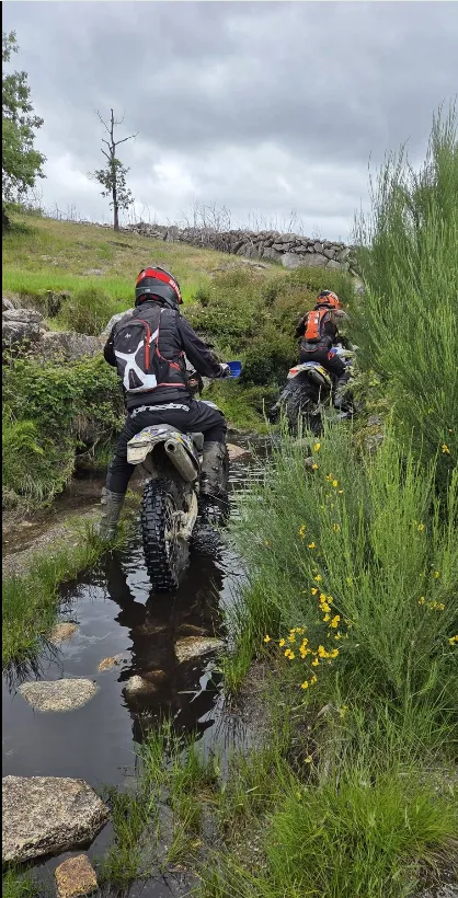 Franchissement d'un ruisseau, reflet dans l'eau