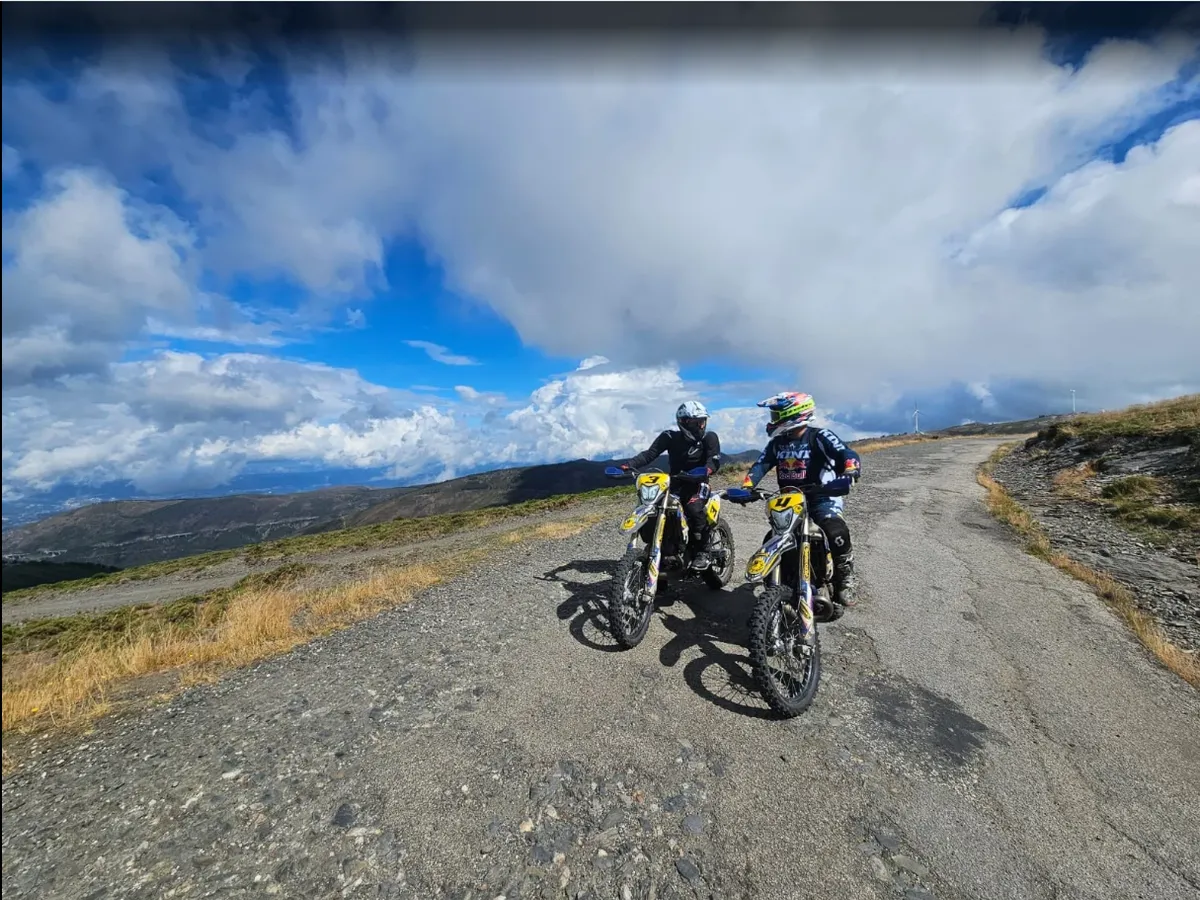 Deux Sherco à l'arrêt sur une piste de crête, ciel de montagne
