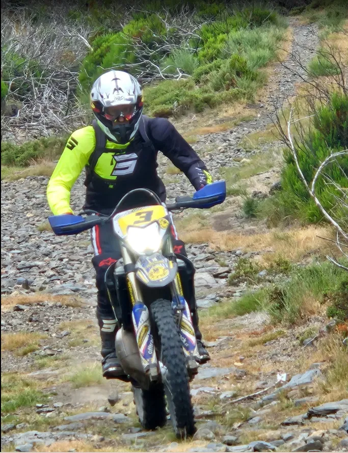 Pilote sur un terrain caillouteux à flanc de colline