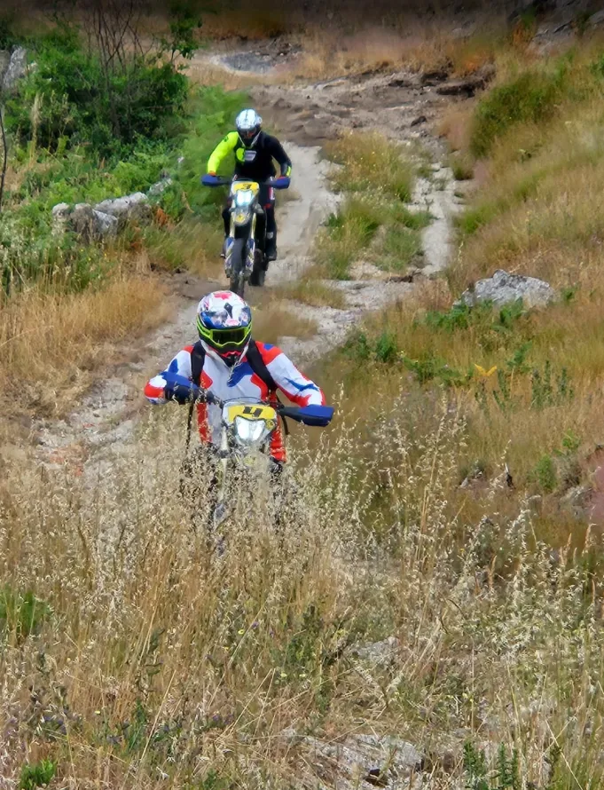 Deux pilotes sur un single herbeux entre les collines
