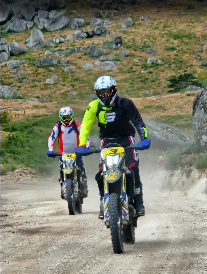 Deux pilotes lancés dans la poussière